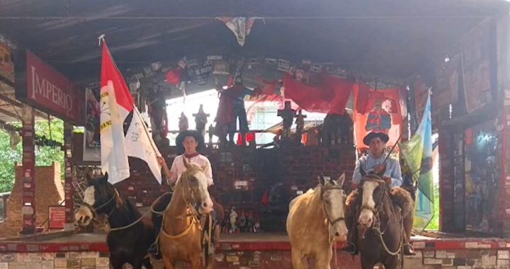 PROMESA CUMPLIDA: TRAS PEREGRINAR MÁS DE 200 KILÓMETROS A CABALLO LLEGARON AL SANTUARIO DEL GAUCHITO GIL LOS JINETES DE LA BRAVA