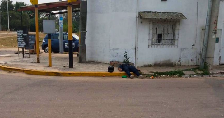 UN HOMBRE LLAMÓ LA ATENCIÓN DE VECINOS  EN RINCÓN AL SER ENCONTRADO EN EL SUELO DE LA VÍA PÚBLICA 