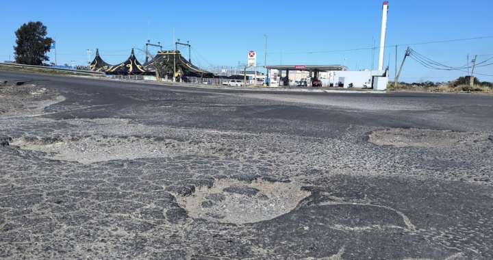 LOS ACCESOS AL PUENTE QUE CRUZA LA RUTA 168 A LA ALTURA DE BARRIO EL POZO, SE TORNARON INTRANSITABLES POR ENORMES BACHES