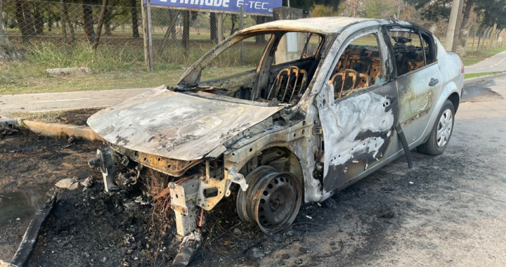 UN AUTO SE INCENDIÓ EN LA COLECTORA DE LA RUTA PROVINCIAL 1: FUE PROVOCADO POR UN DESPERFECTO MECÁNICO Y NO HUBO HERIDOS