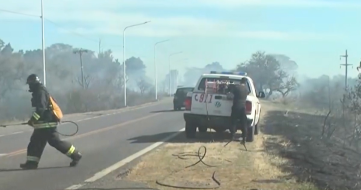 NUEVO INCENDIO EN ARROYO LEYES: BOMBEROS Y POLICÍA TRABAJAN CONTRA LAS LLAMAS