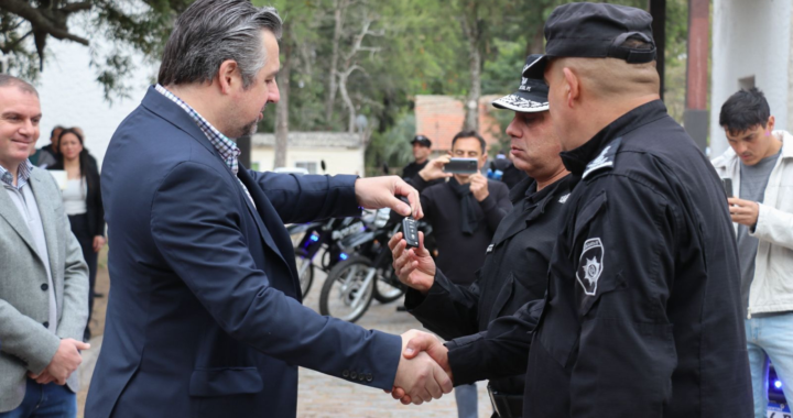 EN CAYASTÁ, PROVINCIA COMENZÓ CON LA ENTREGA DE LAS NUEVAS MOTOS PARA PATRULLAJE POLICIAL