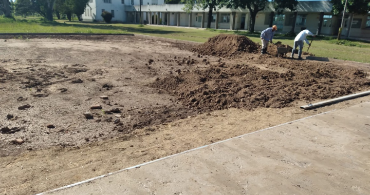 LA ESCUELA AGROTÉCNICA DE COLONIA MACÍAS LANZA BONO CONTRIBUCIÓN PARA COMPLETAR SU PLAYÓN DEPORTIVO