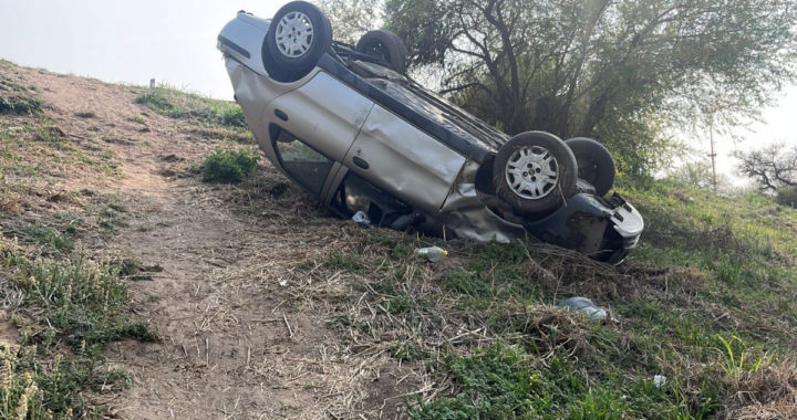 ACCIDENTE DE TRÁNSITO EN LA GUARDIA: VOLCÓ UN AUTOMÓVIL FRENTE AL HIPERMERCADO MAKRO SIN LESIONADOS