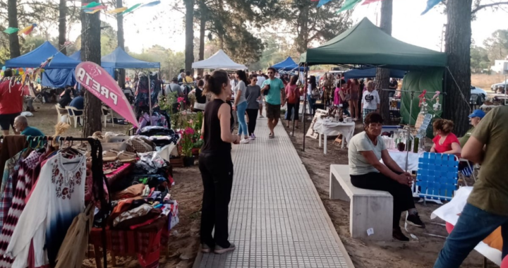 FERIA GASTRONÓMICA EN ARROYO LEYES: EL SENADOR GARIBALDI PRESENTE EN EL EVENTO QUE APOYA A MÁS DE 60 EMPRENDEDORES LOCALES