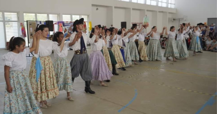 EL GRUPO DE DANZAS FOLCLÓRICAS MAINUMBÍ DE ARROYO LEYES CONTINÚA SU GIRA PROVINCIAL EN OCTUBRE