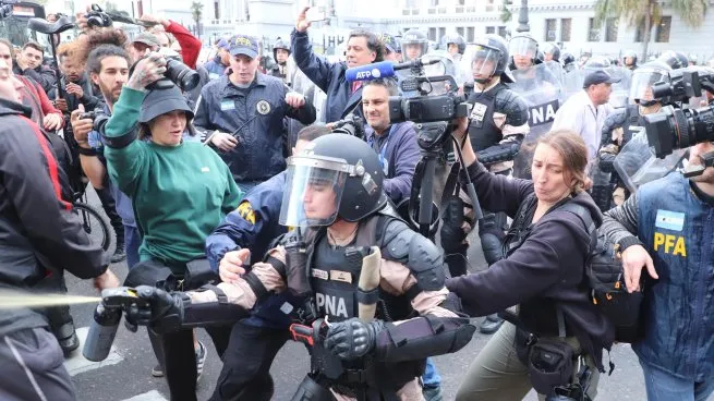 LA POLICÍA REPRIMIÓ A JUBILADOS EN EL CONGRESO DURANTE LA MARCHA CONTRA EL VETO DE JAVIER MILEI