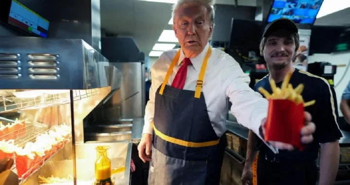 TRUMP SE VISTE DE EMPLEADO DE MCDONALD’S PARA DESACREDITAR A HARRIS