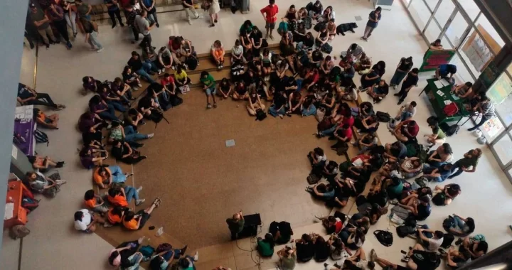 REALIZAN UNA TOMA «ACTIVA» EN LA FACULTAD DE HUMANIDADES Y CIENCIAS DE LA UNL