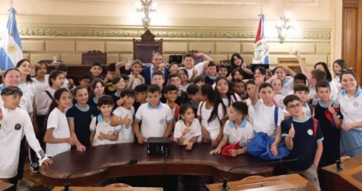 ALUMNOS DE SANTA ROSA DE CALCHINES VISITAN LA LEGISLATURA PROVINCIAL Y VIVEN UNA JORNADA DE APRENDIZAJE