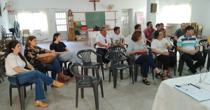 ALUMNOS Y DOCENTES DE LA FICH EVALÚAN CON LA COOPERATIVA DE AGUA MEJORAR EL SUMINISTRO Y SANEAMIENTO EN SAN JOSÉ DEL RINCÓN