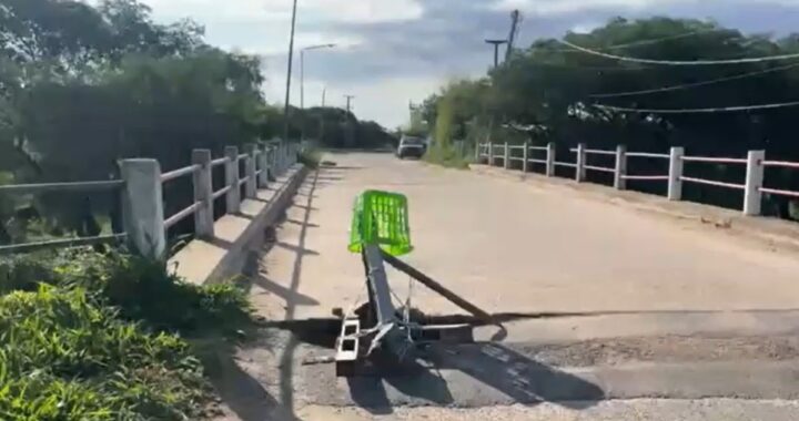 VECINOS DE COLASTINÉ SUR ALERTAN SOBRE EL PELIGRO DE UN ENORME AGUJERO EN EL PUENTE DE INGRESO AL BARRIO COSTERO