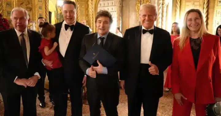 JAVIER MILEI POSÓ JUNTO A ELON MUSK Y DONALD TRUMP TRAS COMPARTIR UNA CENA EN ESTADOS UNIDOS