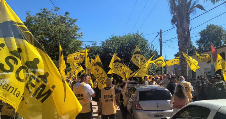 TRABAJADORES MUNICIPALES PROTESTAN FRENTE AL CONSEJO DE SAN JOSÉ DEL RINCÓN POR LA APROBACIÓN DE ASIGNACIONES FAMILIARES