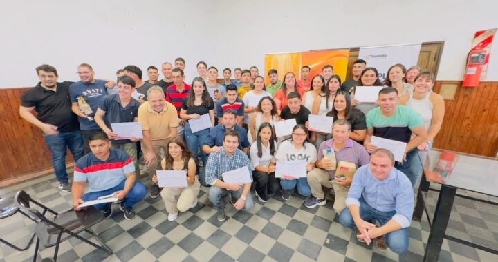 CAYASTÁ: ENTREGA DE CERTIFICADOS DEL PROGRAMA IMPULSA PARA PROMOVER OPORTUNIDADES LABORALES