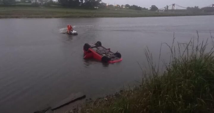 VOLVÍAN DE UN CASAMIENTO EN NECOCHEA, DISCUTIERON Y EL AUTO CAYÓ AL RÍO: MURIÓ LA MUJER