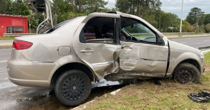 IMPACTANTE ACCIDENTE EN LA RUTA 1: UN AUTO ATROPELLA LA COLUMNA Y TERMINA EN LA MANO CONTRARIA