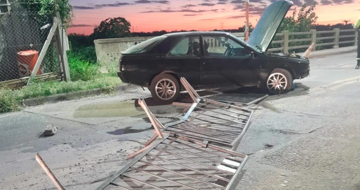 AUTOMOVILISTA DETENIDO TRAS CHOCAR LAS VALLAS DEL PUENTE CARRETERO EN SANTO TOMÉ