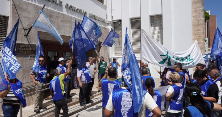 MANIFESTACIÓN DE LOS TRABAJADORES MUNICIPALES DE LA UTRAM FRENTE A LA MUNICIPALIDAD DE SANTA FE