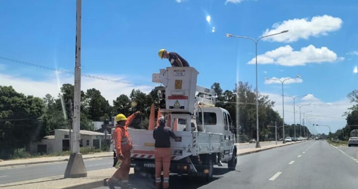 VIALIDAD TRABAJA EN EL MANTENIMIENTO DEL ALUMBRADO PÚBLICO EN LA RUTA 1 ENTRE COLASTINÉ NORTE Y SAN JOSÉ DEL RINCÓN