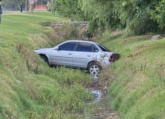 CHEVROLET CORSA TERMINÓ EN UN DESAGÜE DE LA RUTA PROVINCIAL 1