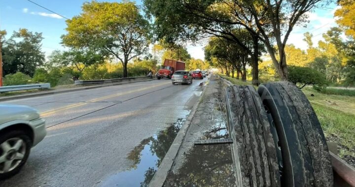 UN CAMIÓN PERDIÓ DOS RUEDAS Y GENERÓ DEMORAS EN EL PUENTE CARRETERO HACIA SANTA FE