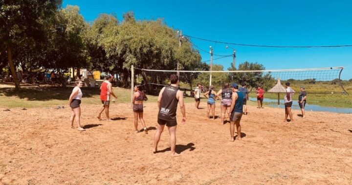 PLAYA Y VÓLEY NOCTURNO EN SANTA ROSA DE CALCHINES: UNA EXPERIENCIA ÚNICA