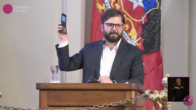 GABRIEL BORIC CRITICÓ LA HIPERCONECTIVIDAD Y ANUNCIÓ QUE DEJÓ DE USAR SMARTPHONES: «ME COMPRÉ UNO ANTIGUO»