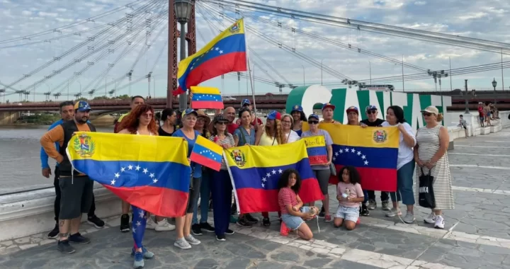 UN GRUPO DE MANIFESTANTES VENEZOLANOS PIDIÓ DESDE SANTA FE POR LA “LIBERTAD” DE VENEZUELA