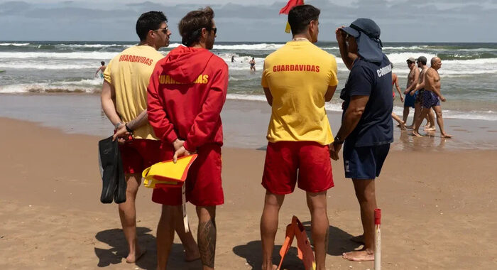 PUNTA DEL ESTE: UN TURISTA ARGENTINO GOLPEÓ A UN GUARDAVIDAS QUE HABÍA RESCATADO A SU HIJO