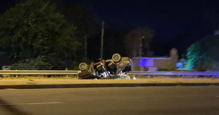 ACCIDENTE EN RUTA 1: PERDIÓ EL CONTROL DEL AUTO Y VOLCÓ TRAS SER ENCERRADO POR UN CAMIONERO QUE SE FUGÓ