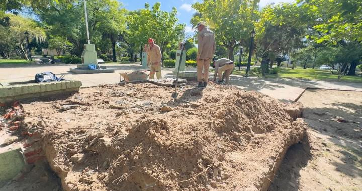 CAYASTÁ: AVANZAN LAS OBRAS DE REMODELACIÓN EN LA PLAZA «SAN MARTÍN»