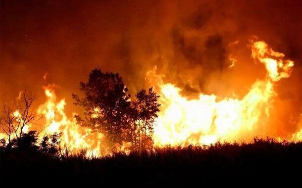 INCENDIOS FUERA DE CONTROL TAMBIÉN EN BARILOCHE: LAS LLAMAS AVANZAN Y YA CASI ALCANZAN VIVIENDAS