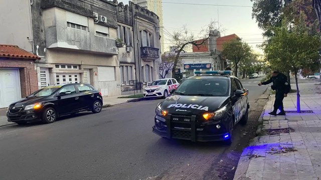 Inseguridad en Santa Fe: un ladrón entró a dos casas, tomó de rehén a una mujer y fue detenido al escapar