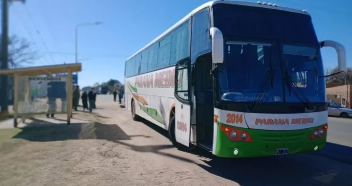 Helvecia: dos menores terminaron heridos tras chocar en moto contra un colectivo