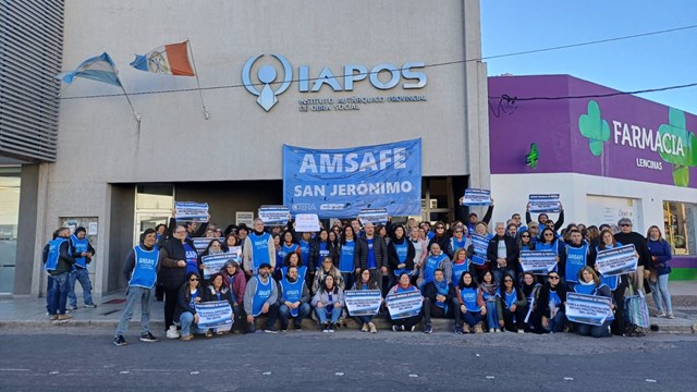 Docentes de Santa Fe se movilizaron contra IAPOS: «Pagamos, pero no nos cubren»