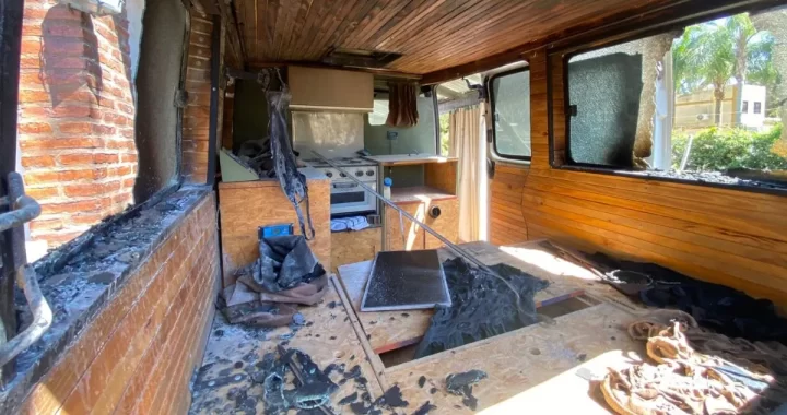 Villa California: incendiaron una camioneta motorhome y los vecinos reclaman seguridad